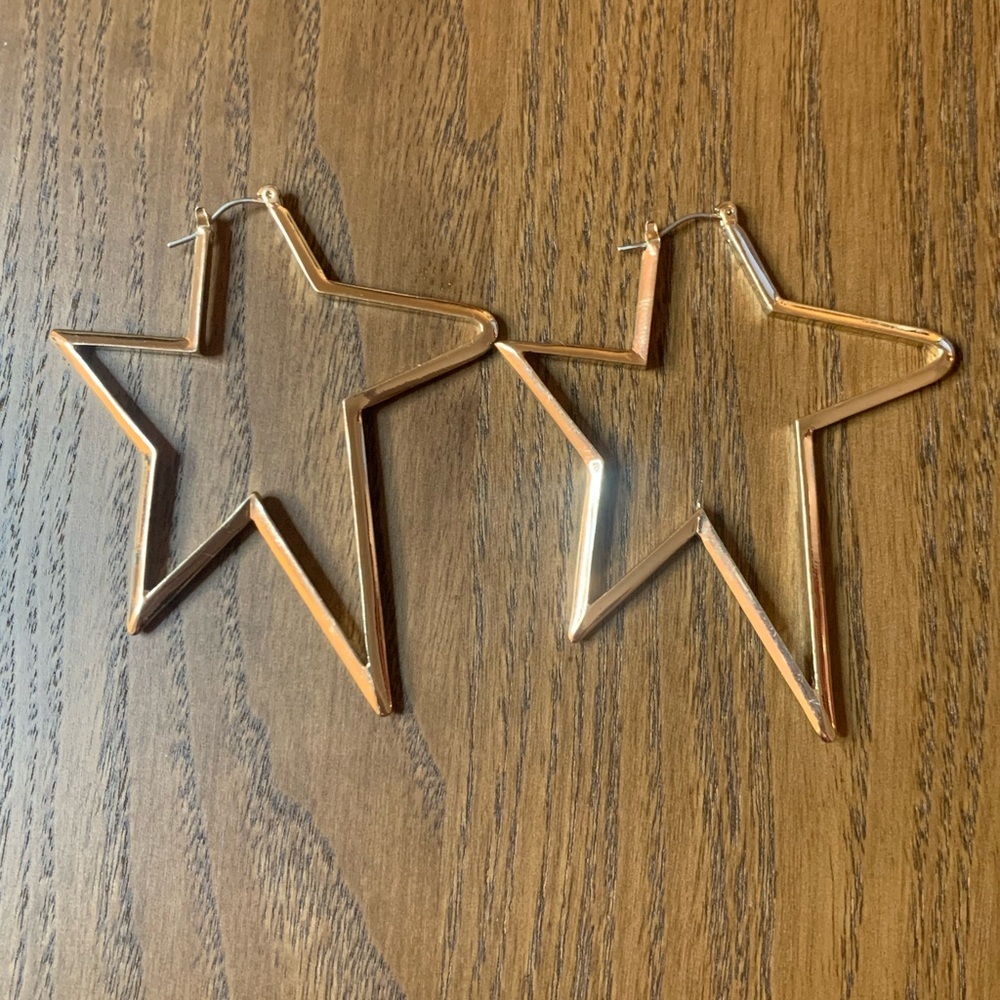 NWOT GOLD TONE STAR EARRINGS